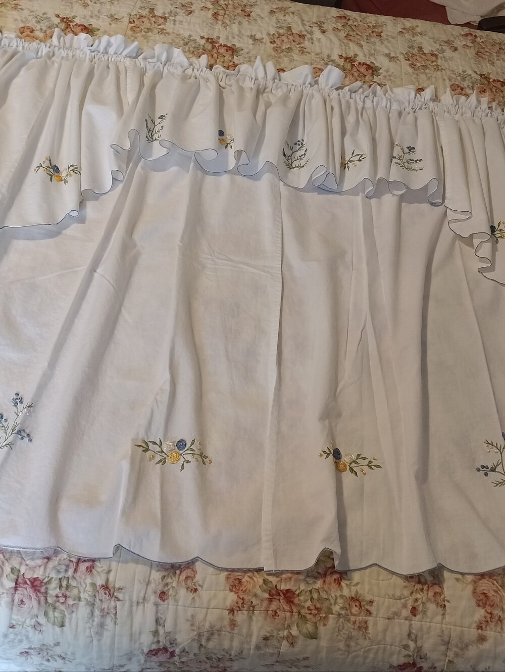 ONE PR OF VTG J.C.PENNEY COTTON CAFE CURTAINS AND VALANCE W/BEAUTIFUL EMBROIDERY